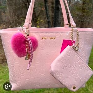 🩷🔹️Betsy Johnson🔹️ Baby  Pink skull Embossed Handbag with detachable pouch